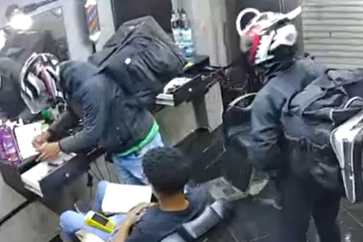 “delivery”-do-crime:-cameras-registram-assalto-a-barbearia-em-sp