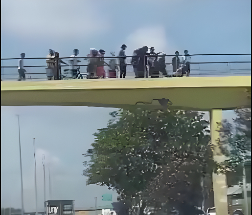 homem-que-esfaqueou-mulher-e-linchado-e-jogado-por-populares-em-rio