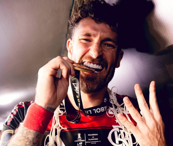 jogador-do-flamengo-toma-atitude-apos-rumores-de-affair-com-flavia-saraiva