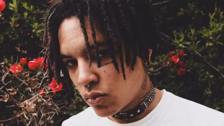 Cantor famoso é encontrado morto e detalhe chama atenção