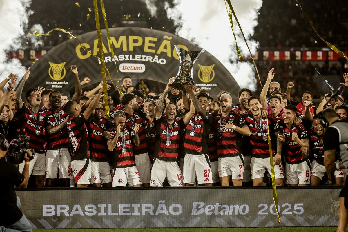 veja-o-momento-em-que-o-flamengo-levanta-a-taca-do-brasileirao