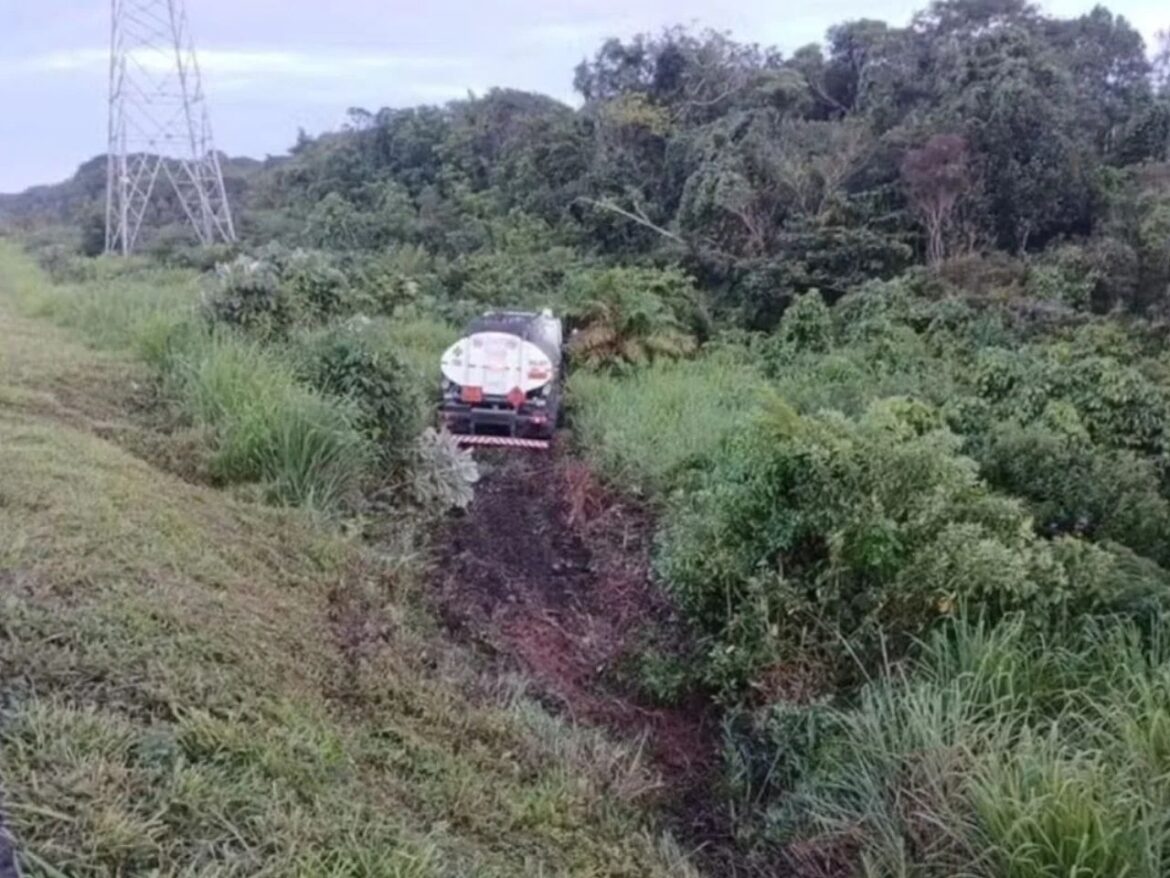 besouro-faz-caminhao-desabar-18-metros-em-ribanceira