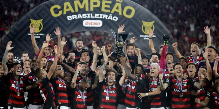 Flamengo derrota Ceará e coroa ano mágico com título Brasileiro