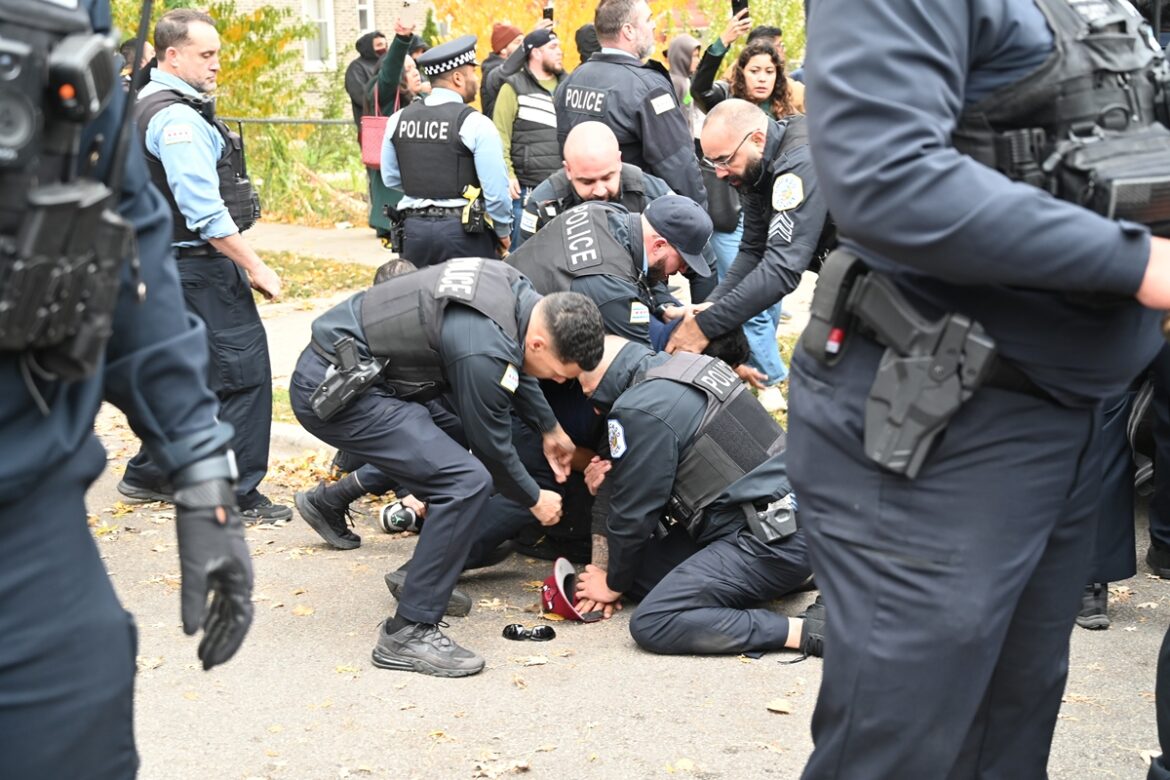 eua:-americana-e-detida-pelo-ice-apos-ser-confundida-com-imigrante