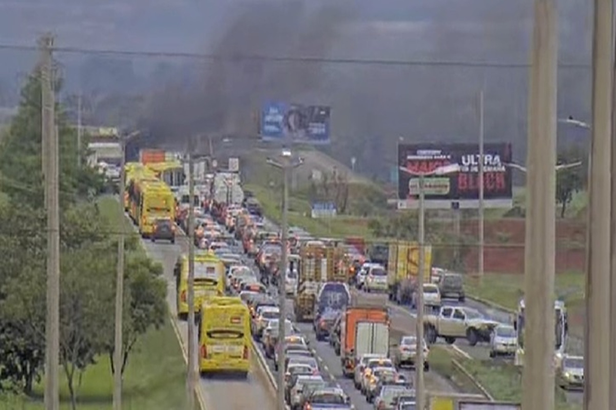 manifestantes-bloqueiam-via-contra-operacao-de-derrubadas-do-df-legal