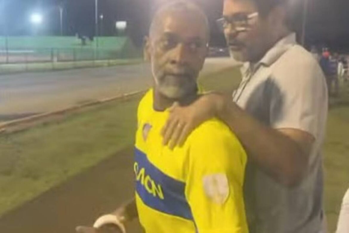 pai-arrasta-a-filha-pela-porta-do-carro-e-e-preso-em-jogo-de-futebol