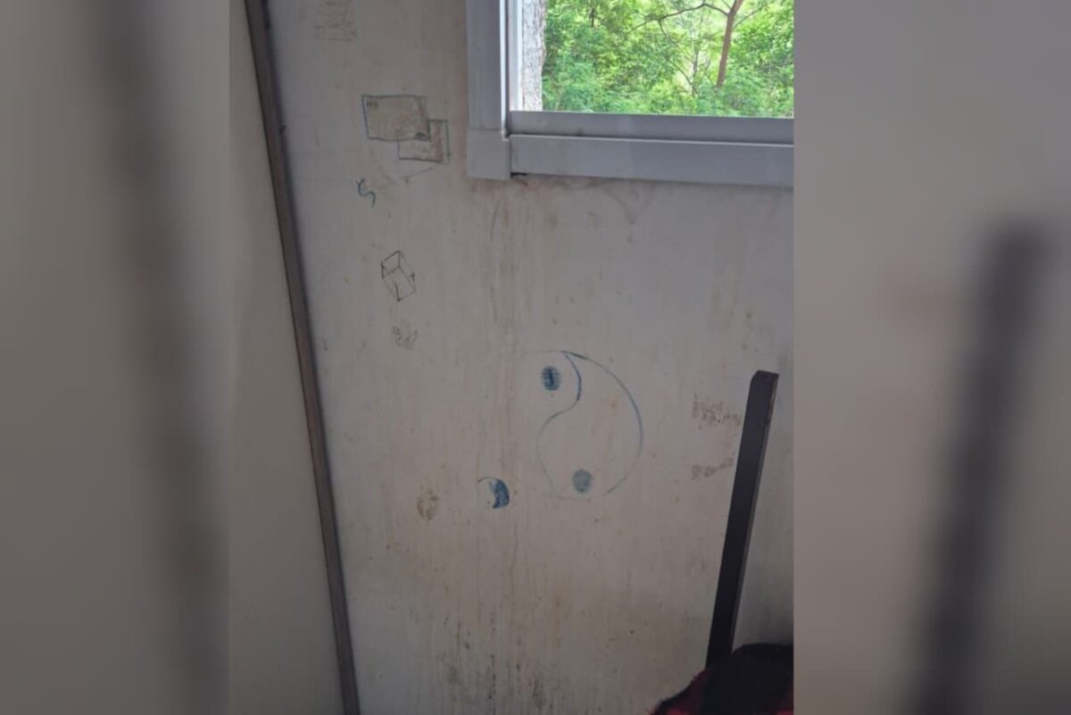 yin-e-yang:-alvo-da-pcdf-pichou-simbolo-do-pcc-na-parede-de-casa