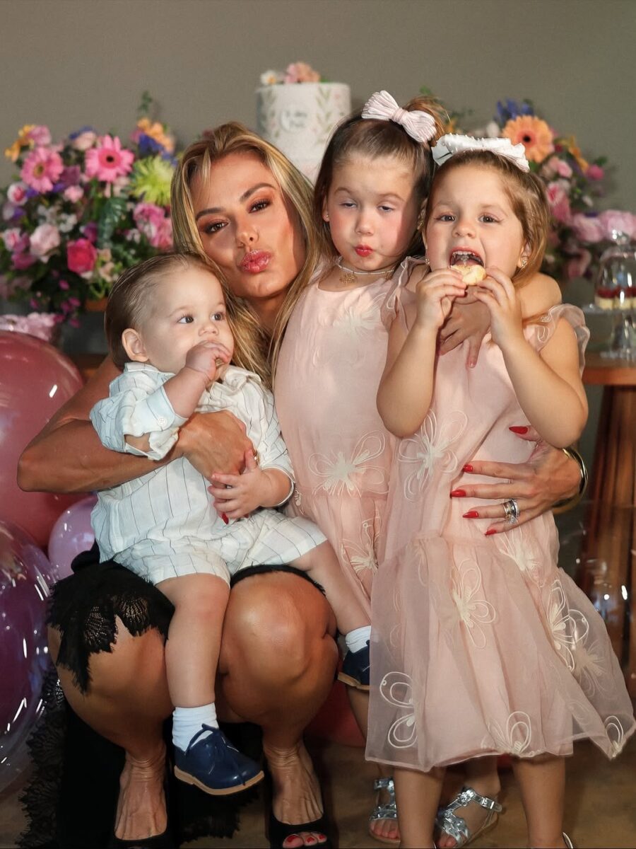 filhas-de-virginia-passam-dia-com-avo-poliana-usando-uniforme-do-time-de-vini-jr.;-veja