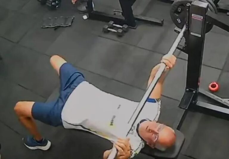 Polícia investiga morte de homem após queda de barra de supino