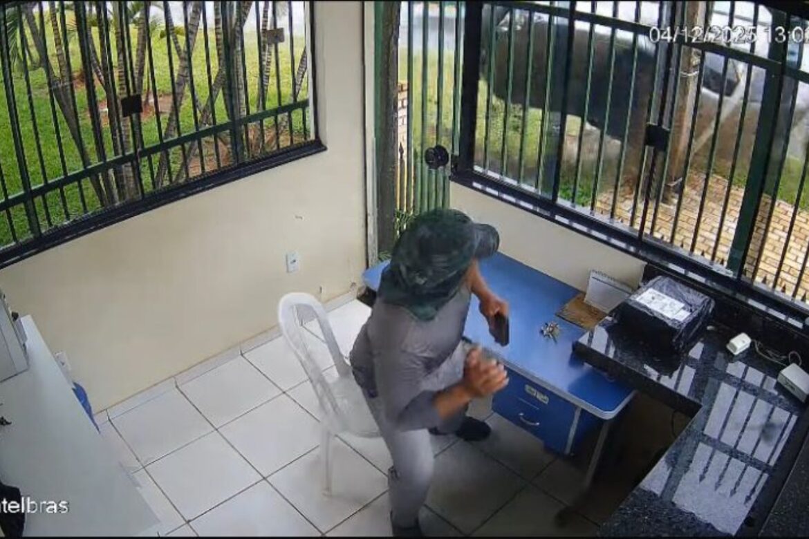 zelador-se-apavora-ao-ver-carro-sendo-arremessado-apos-capotamento