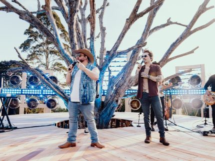 em-alta-com-“dois-gumes”,-felipe-&-rodrigo-lancam-primeiro-ep-de-“velhos-habitos”