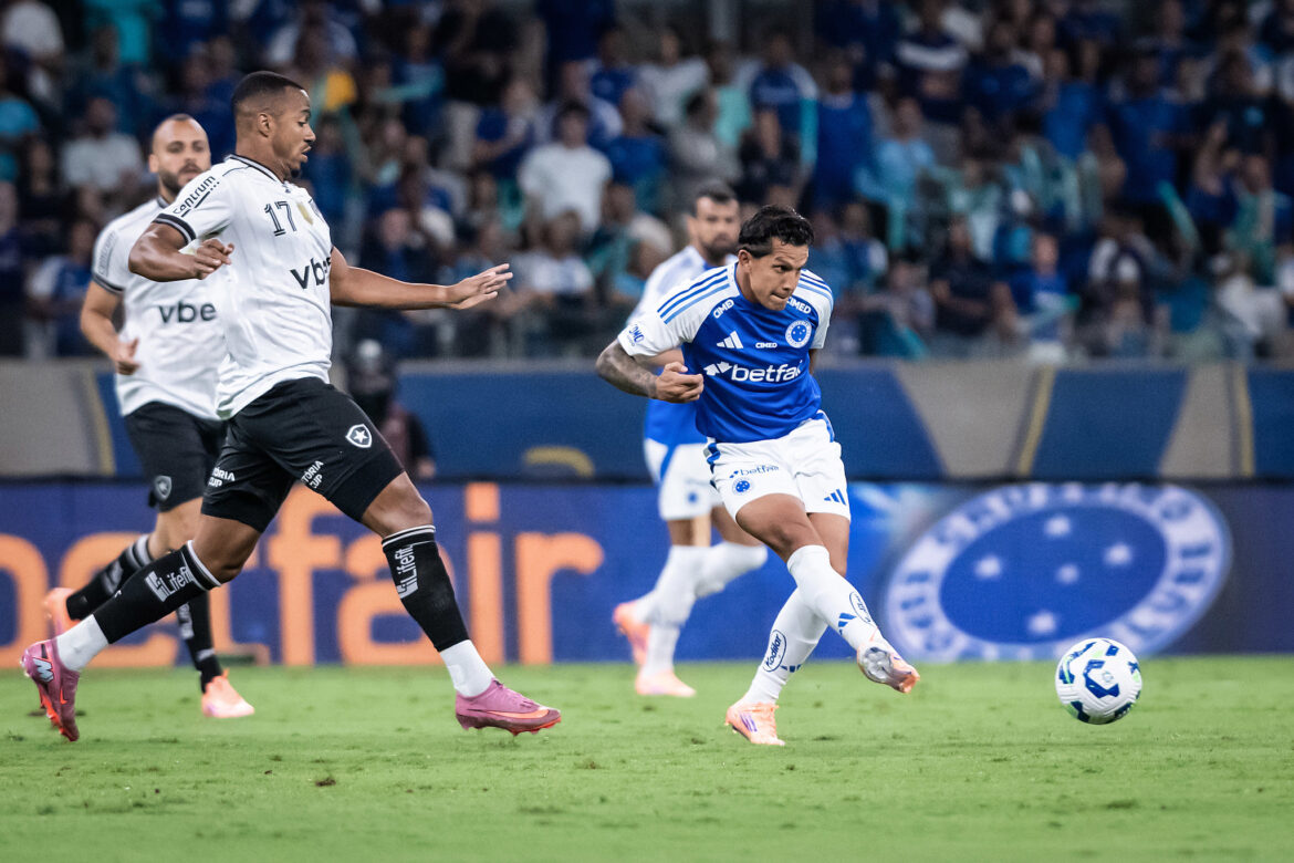 botafogo-marca-no-fim-e-arranca-empate-com-o-cruzeiro-pelo-brasileirao
