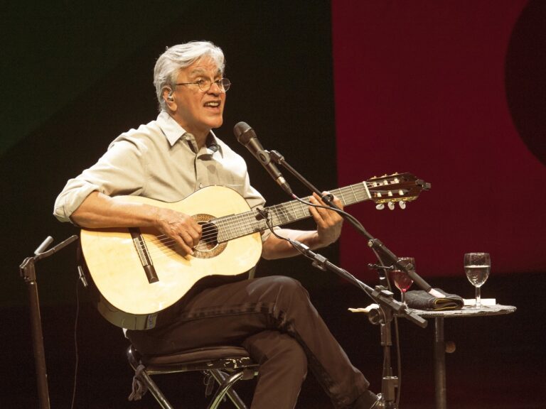 Clássicos, poesia e experimentações vão marcar show de Caetano Veloso