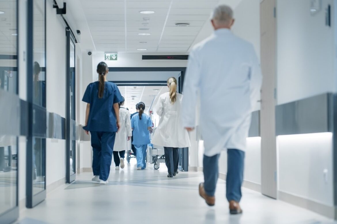 tecnica-de-enfermagem-e-agredida-com-lixeiras-contaminadas-no-df