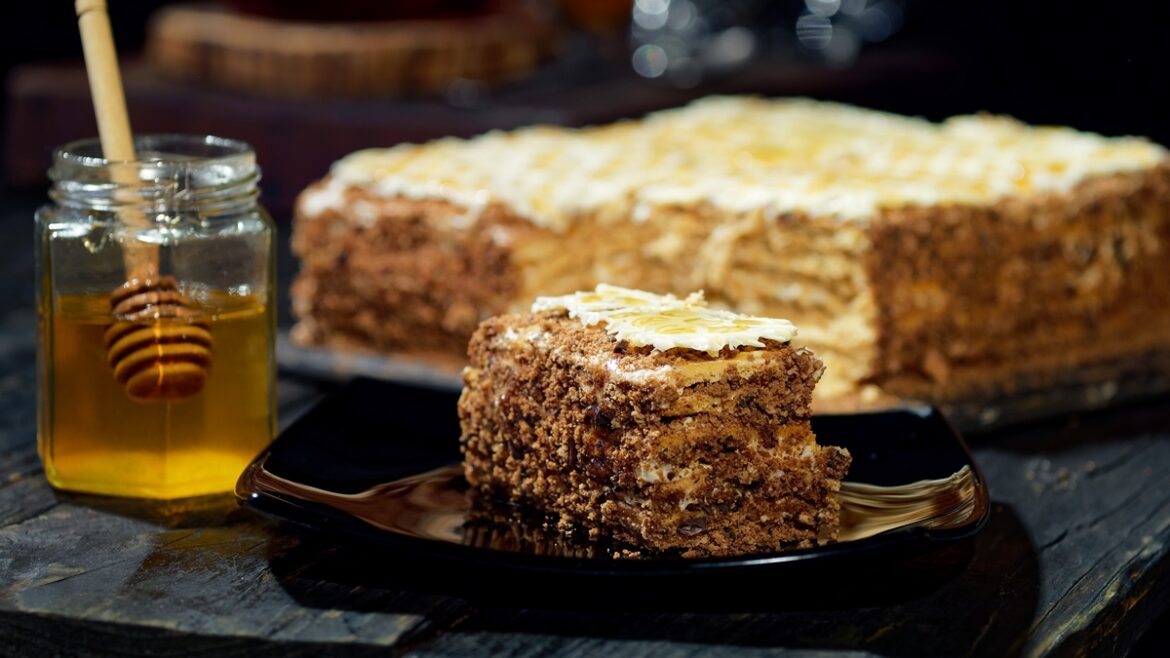 faca-um-bolo-de-mel-com-cobertura-cremosa-de-chocolate