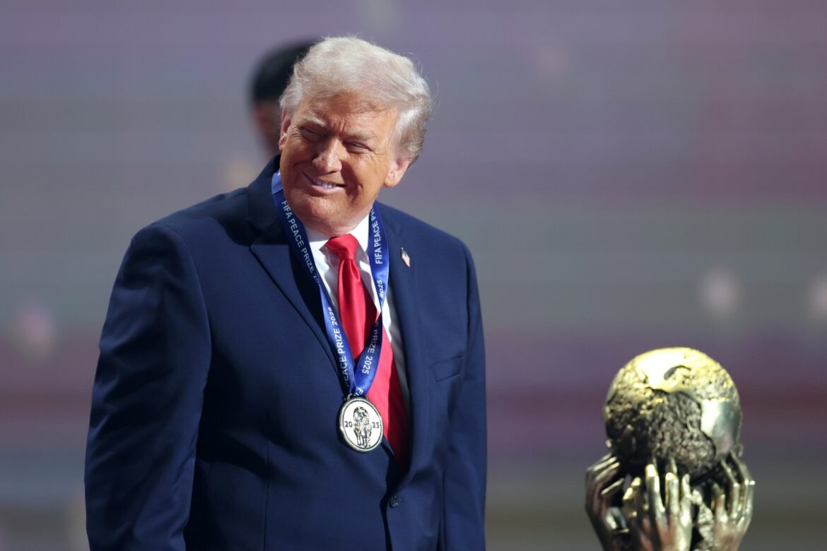 presidente-da-fifa-concede-premio-da-paz-a-donald-trump;-confira