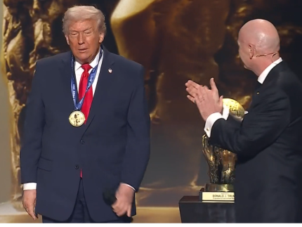 trump-recebe-primeiro-premio-da-paz-da-fifa-durante-cerimonia-do-sorteio-da-copa