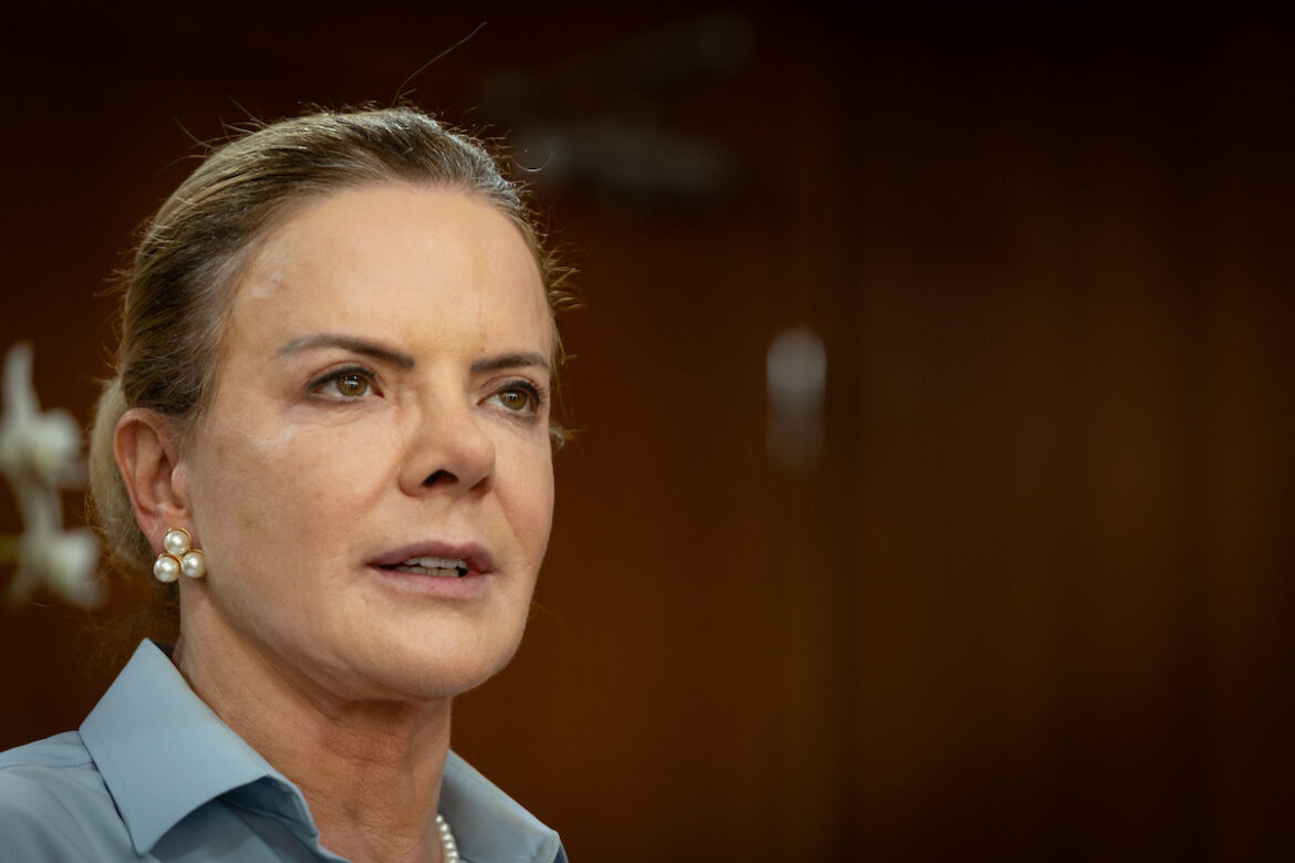 gleisi-se-pronuncia-sobre-escolha-de-flavio-bolsonaro-como-candidato