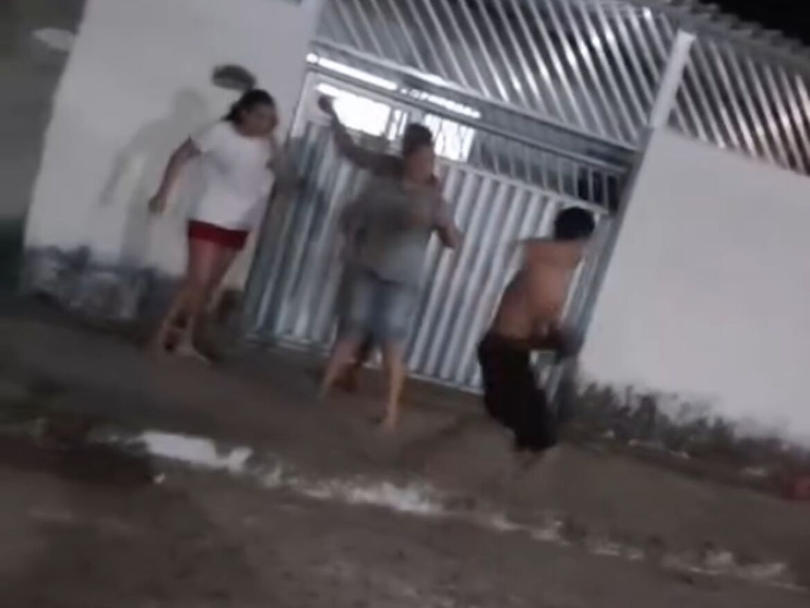 homem-que-agrediu-a-propria-mae-e-punido-pelo-tribunal-do-crime;-veja