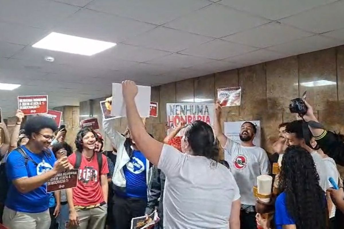 une-faz-ato-contra-bolsonaro-na-alesp-e-da-“tornozeleira-de-ouro”