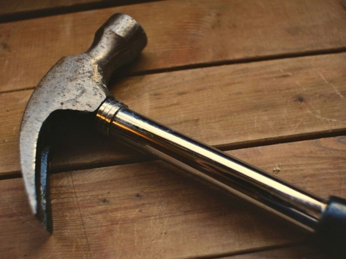 idoso-e-atacado-a-mateladas-dentro-de-casa;-bandidos-levam-cesta-basica-e-r$-2