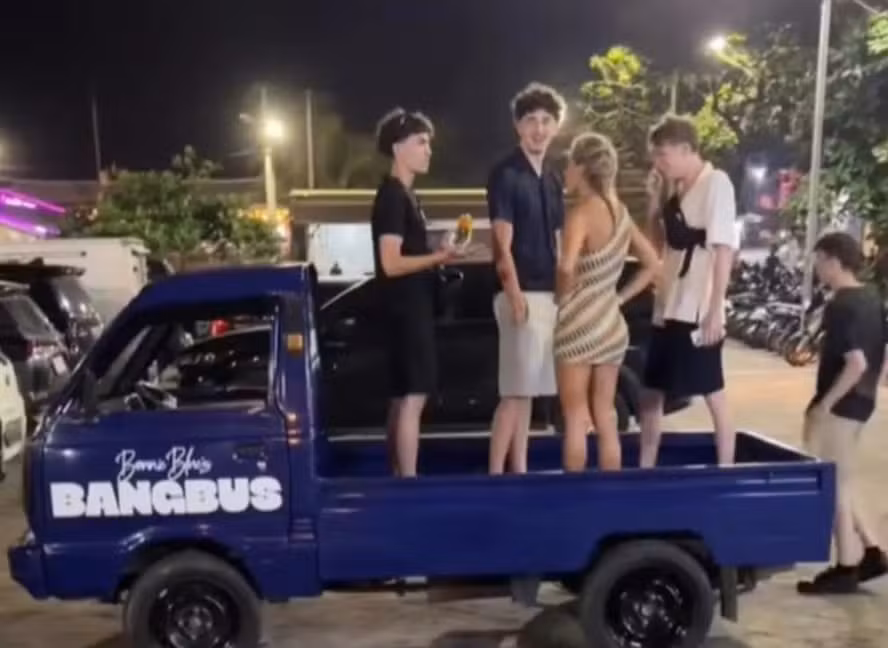 estrela-porno-e-presa-durante-‘tour-mundial’-com-‘onibus-do-sexo’