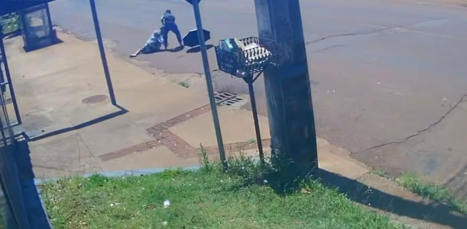 Vídeo: idosa é arrastada durante assalto em plena luz do dia