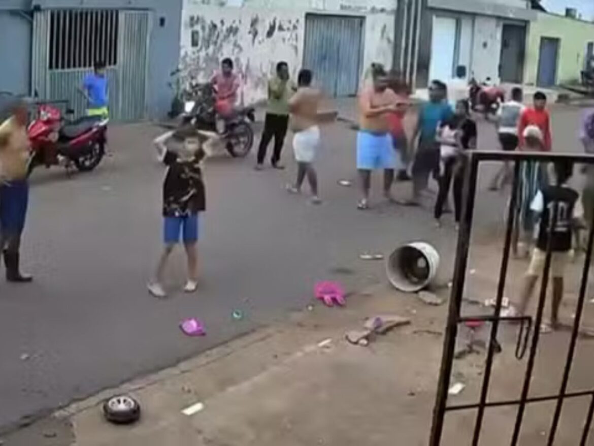 mulher-e-duas-criancas-sao-atingidas-por-caminhonete-e-motorista-foge-sem-prestar-socorro;-veja