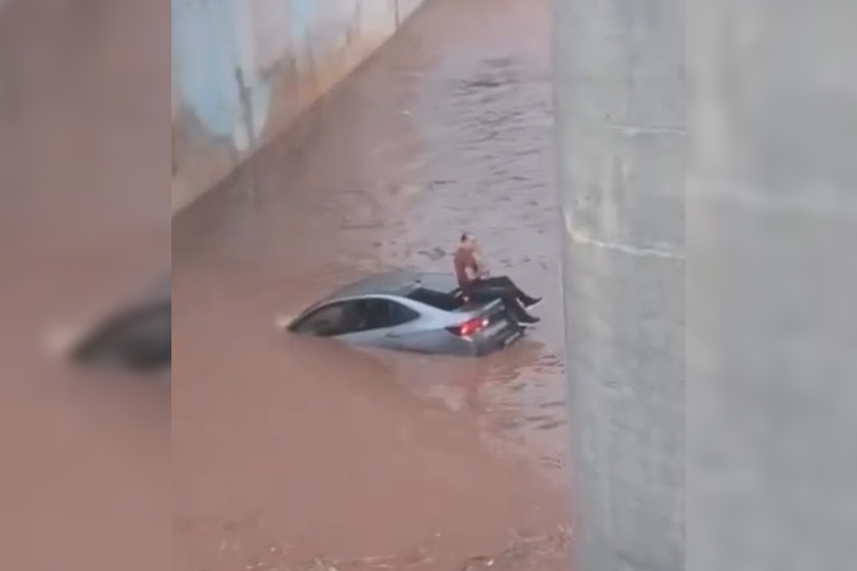 homem-e-resgatado-apos-ficar-ilhado-em-cima-de-carro-em-goiania.-video