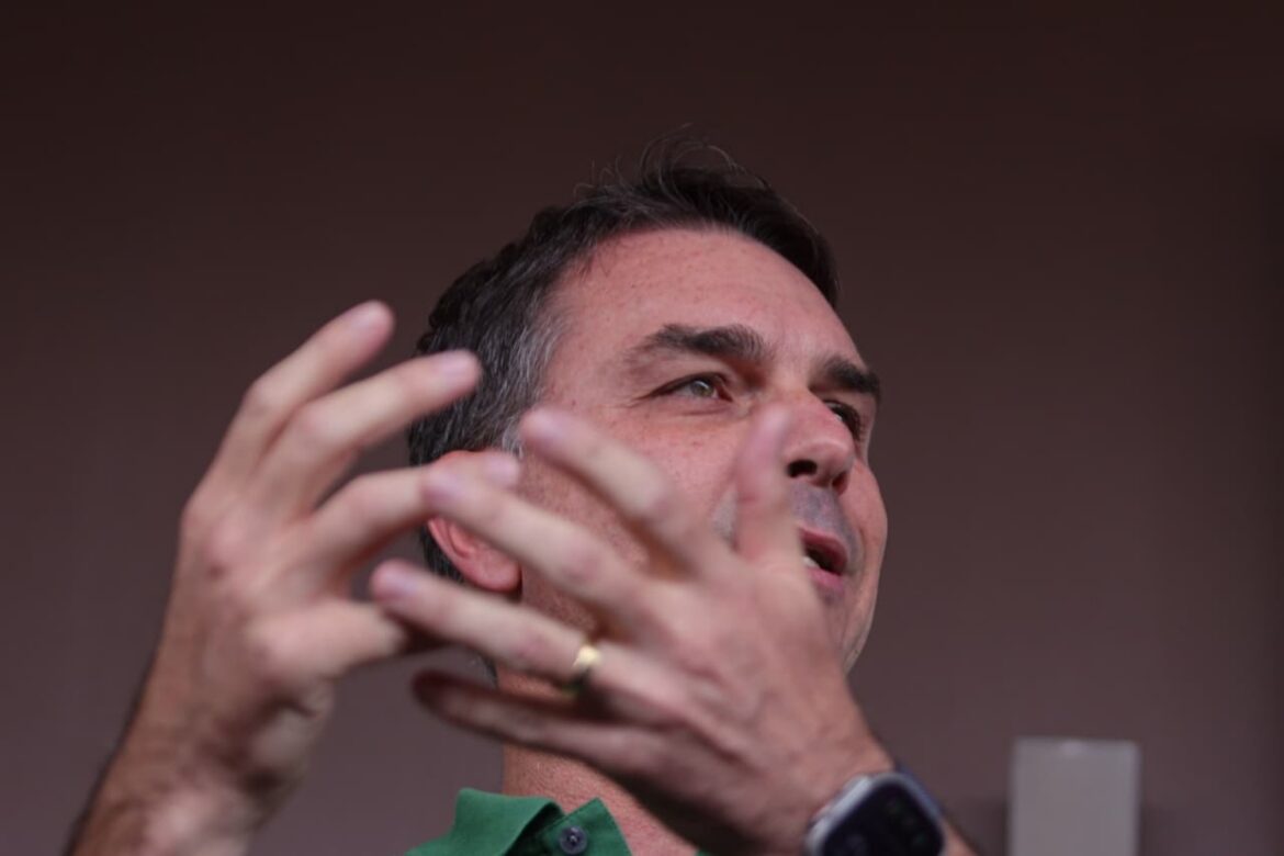 apos-ser-escolhido-por-bolsonaro,-flavio-nega-racha-e-elogia-tarcisio