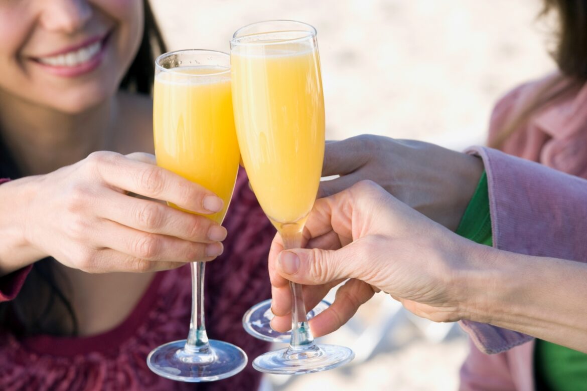 como-fazer-a-mimosa:-drink-facil-para-brindar-o-fim-de-ano