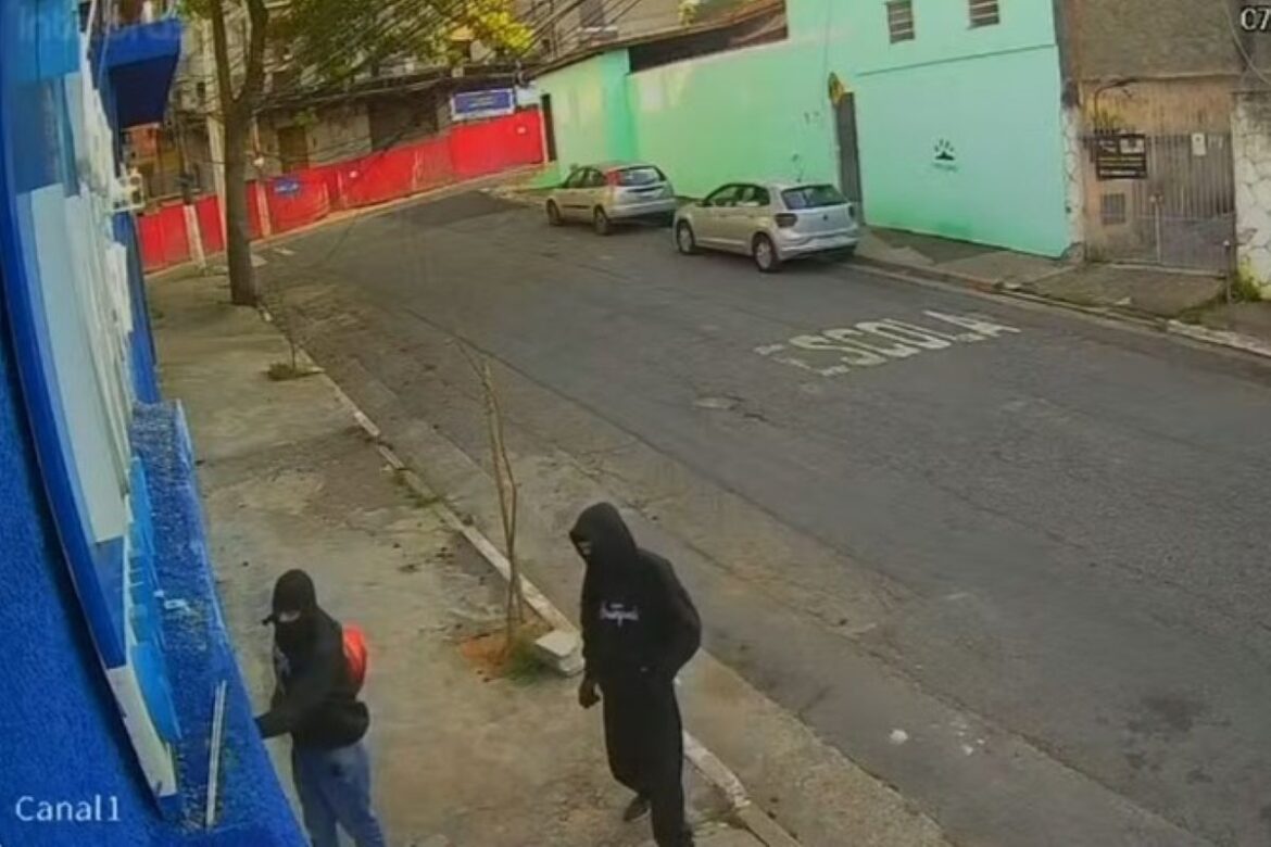 criminosos-encapuzados-roubam-arsenal-de-empresa-de-seguranca-em-sp