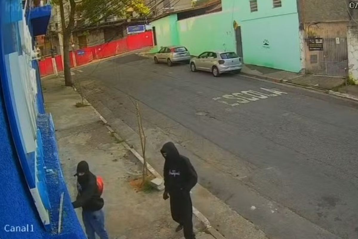 criminosos-encapuzados-roubam-arsenal-de-empresa-de-seguranca-em-sp