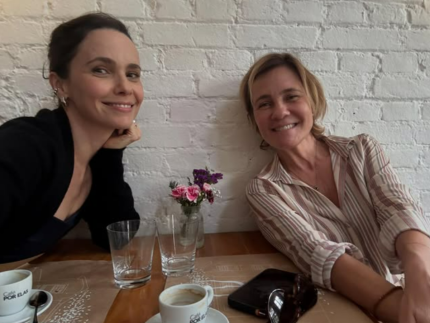 debora-falabella-e-adriana-esteves-surgem-juntas-apos-confirmacao-de-“avenida-brasil-2”