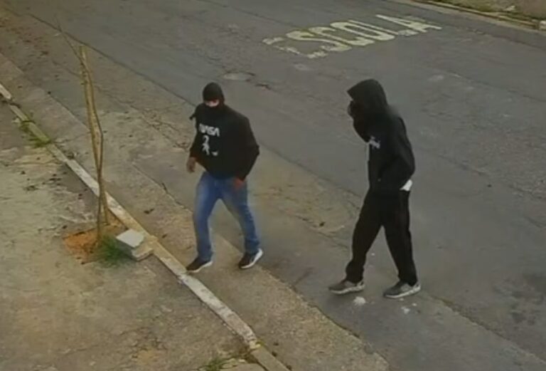 video:-suspeitos-armados-invadem-empresa-e-roubam-mais-de-30-armas