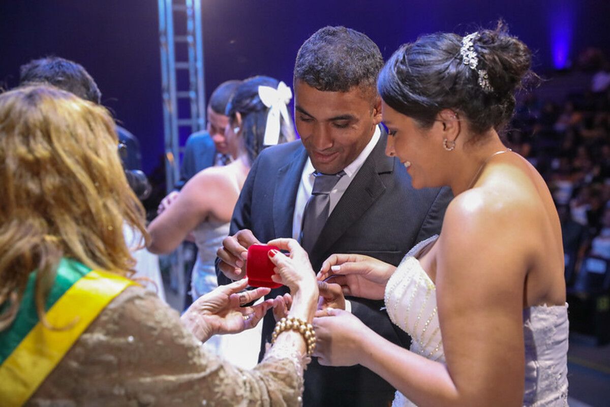 cem-casais-oficializam-a-uniao-na-4a-edicao-do-casamento-comunitario