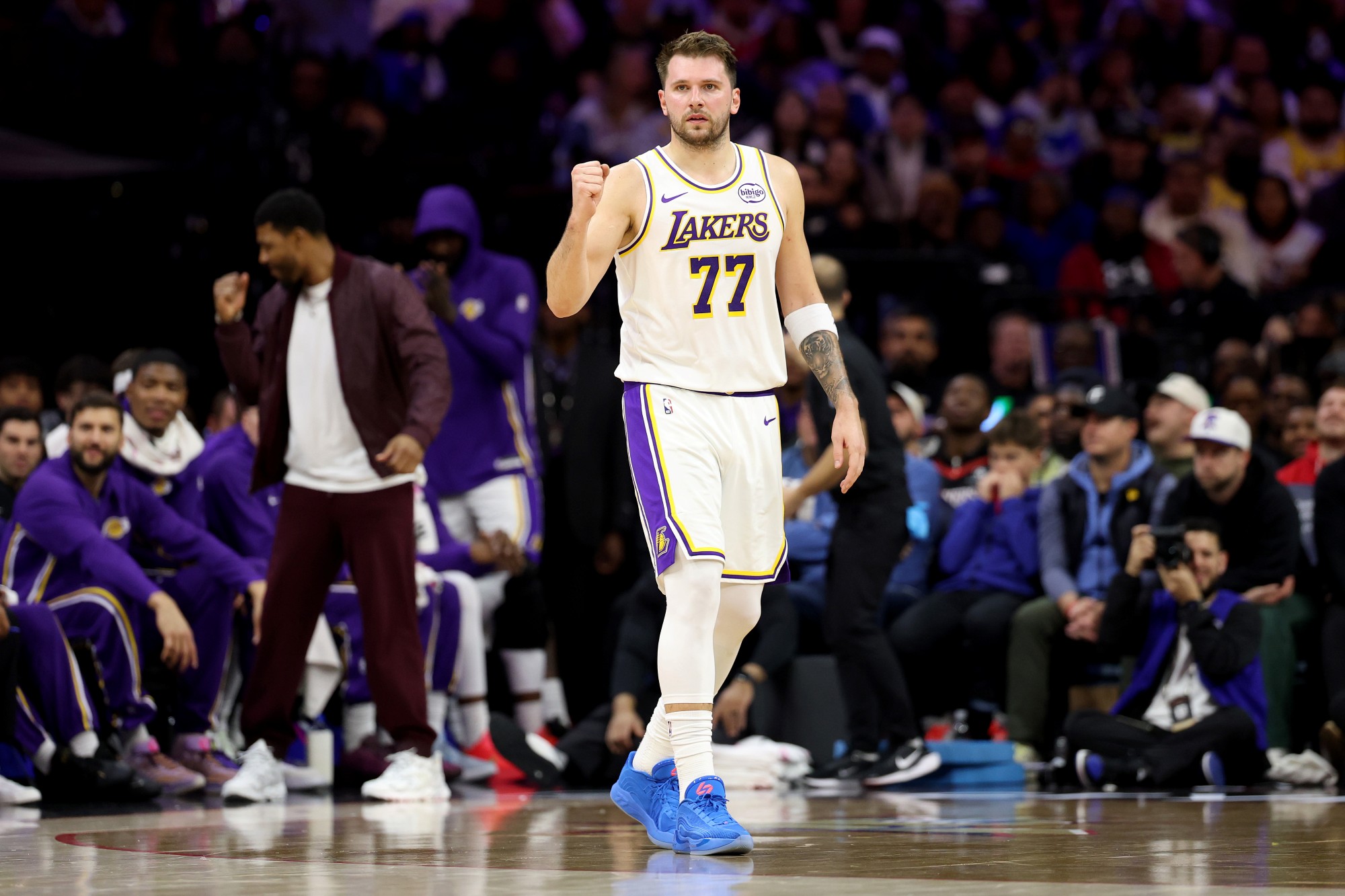 lakers-vencem-76ers-com-brilho-de-doncic.-veja-os-resultados-da-nba