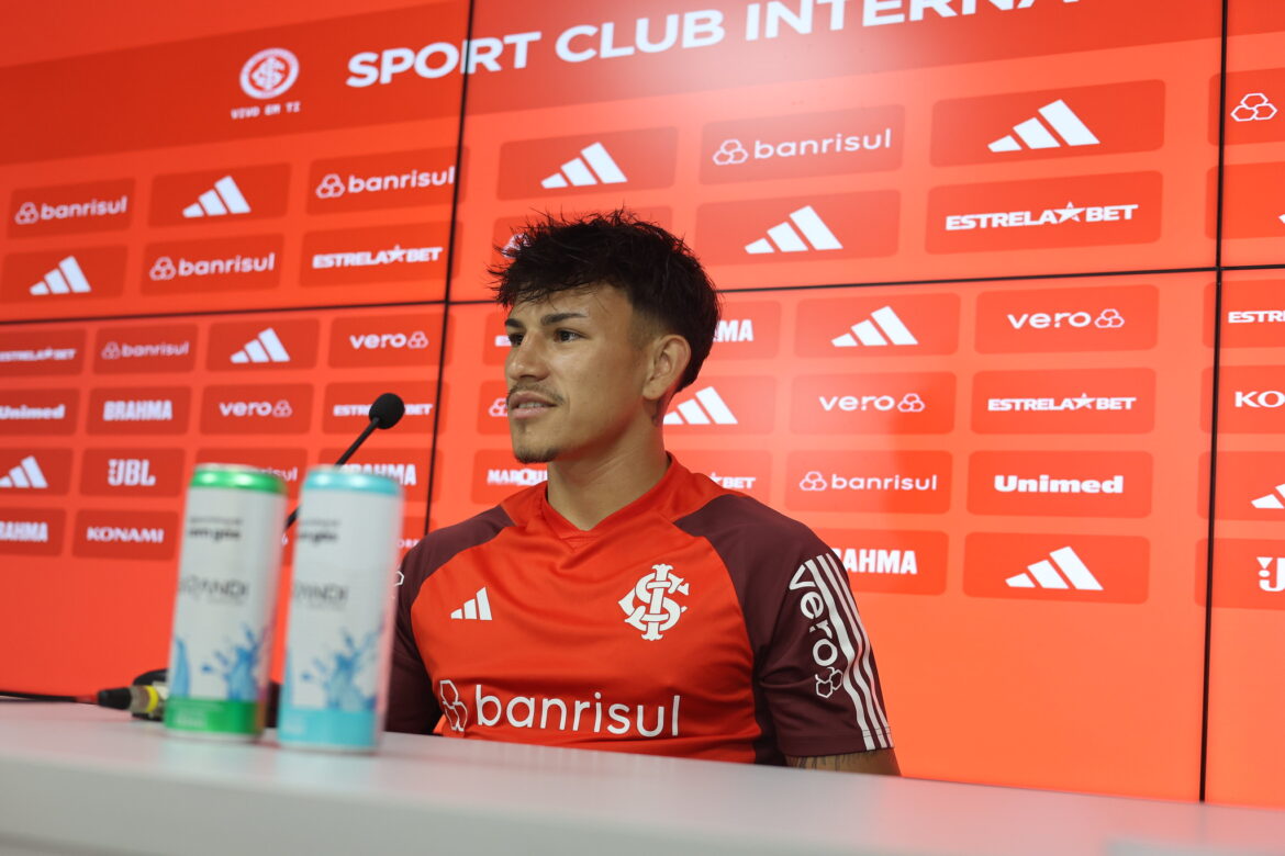 video:-jogador-arranca-fone-de-ouvido-de-jornalista-e-interrompe-entrevista