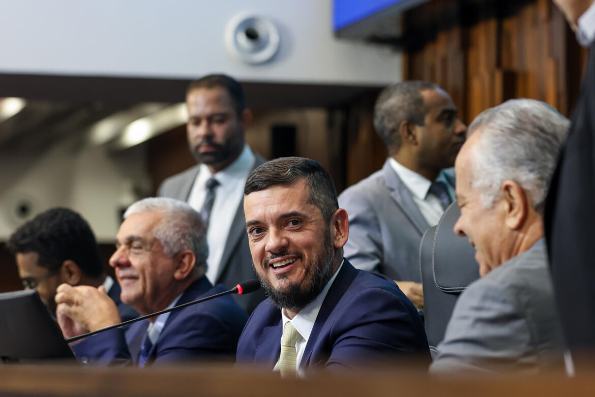 confusao-marca-sessao-da-alerj-que-decide-sobre-prisao-de-bacellar