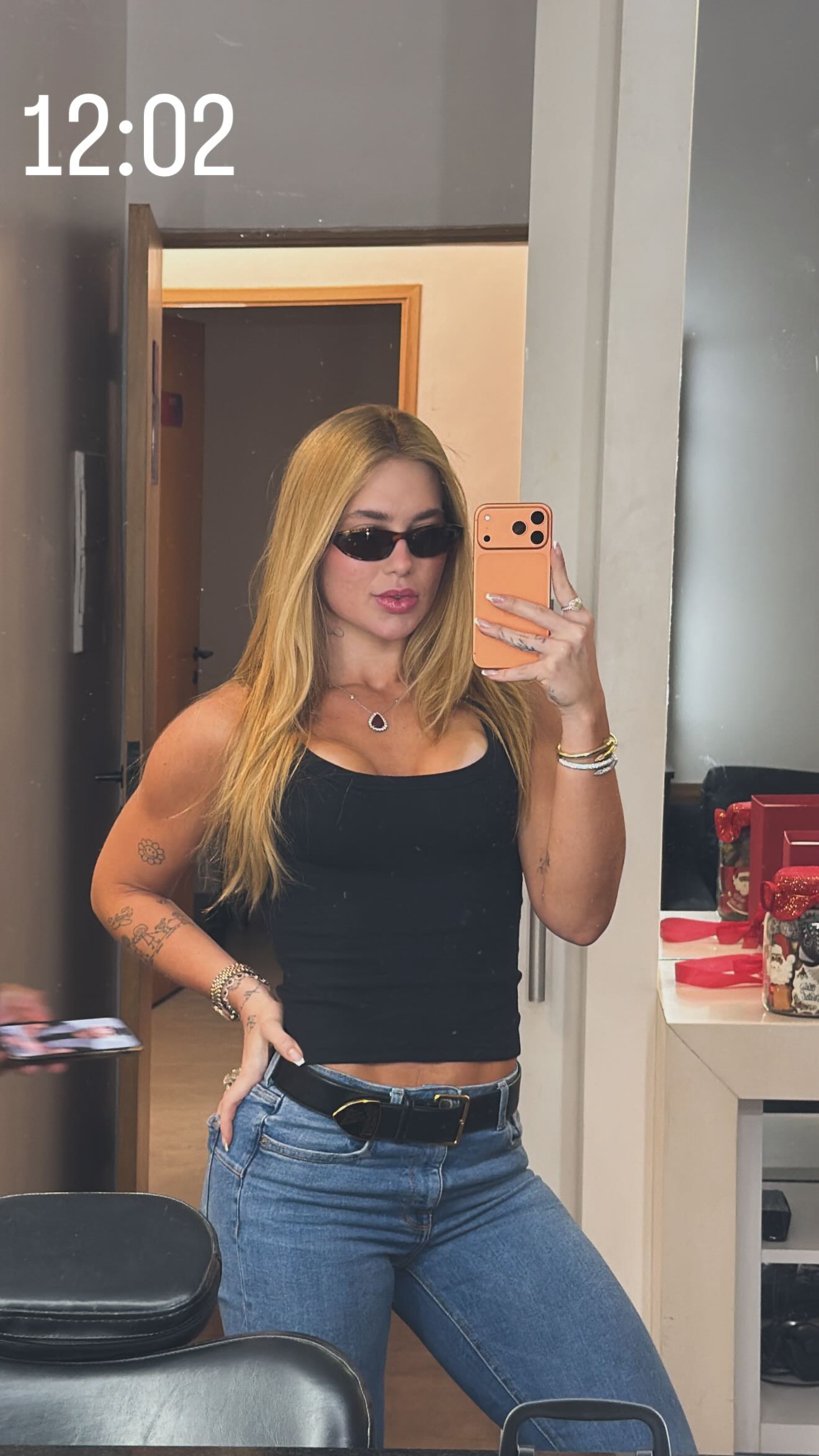 Virginia mostra como ficou seu pé após ensaio de rua da Grande Rio