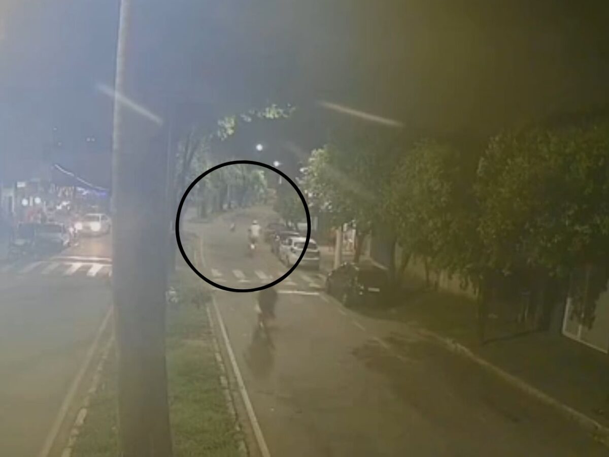 manobra-proibida:-motociclista-atropela-pedestre-enquanto-‘dava-grau’.-assista