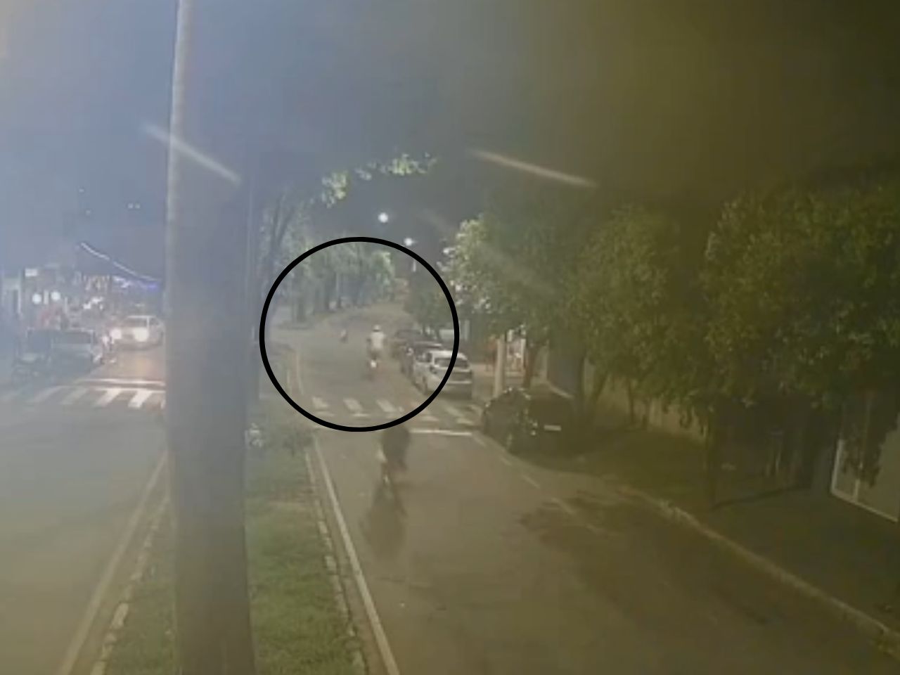 Manobra proibida: motociclista atropela pedestre enquanto ‘dava grau’. Assista