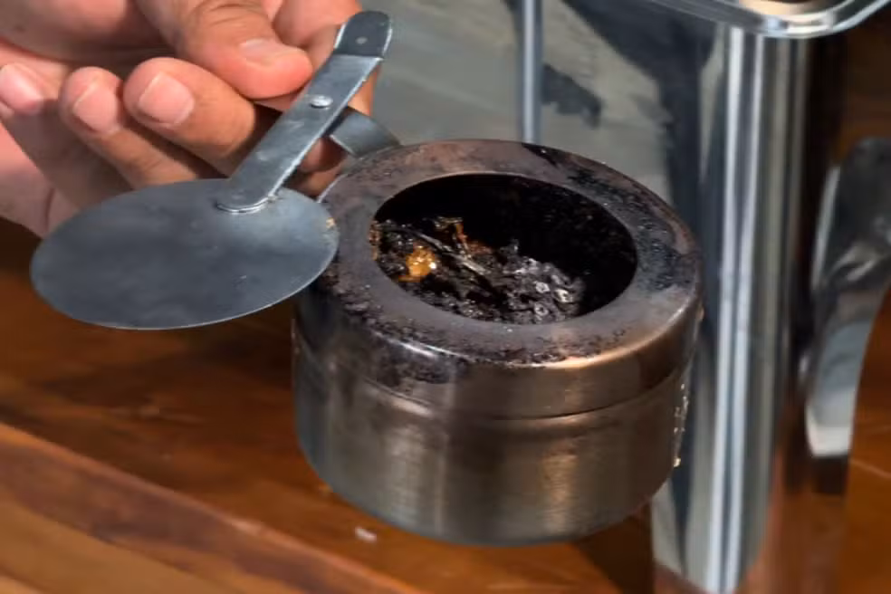 galao-de-alcool-em-gel-explode-em-restaurante-e-funcionaria-tem-80%-do-corpo-queimado