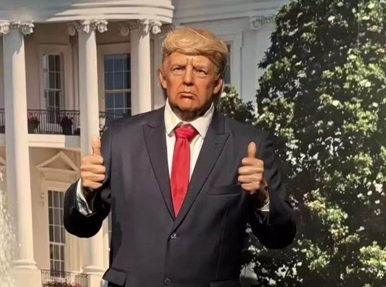 estatua-de-cera-de-trump-e-retirada-de-museu-apos-levar-‘surra’-de-visitantes