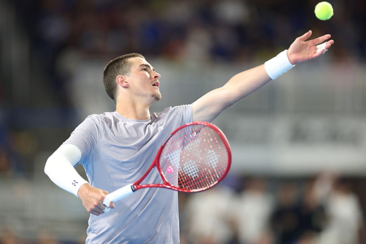 joao-fonseca-joga-bem,-mas-perde-no-tie-break-para-carlos-alcaraz