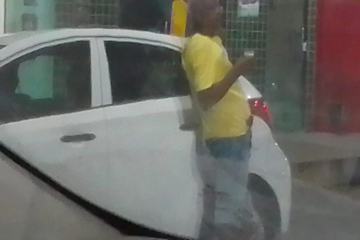 agente-penitenciario-saca-arma-durante-briga-em-bar-na-bahia.-video