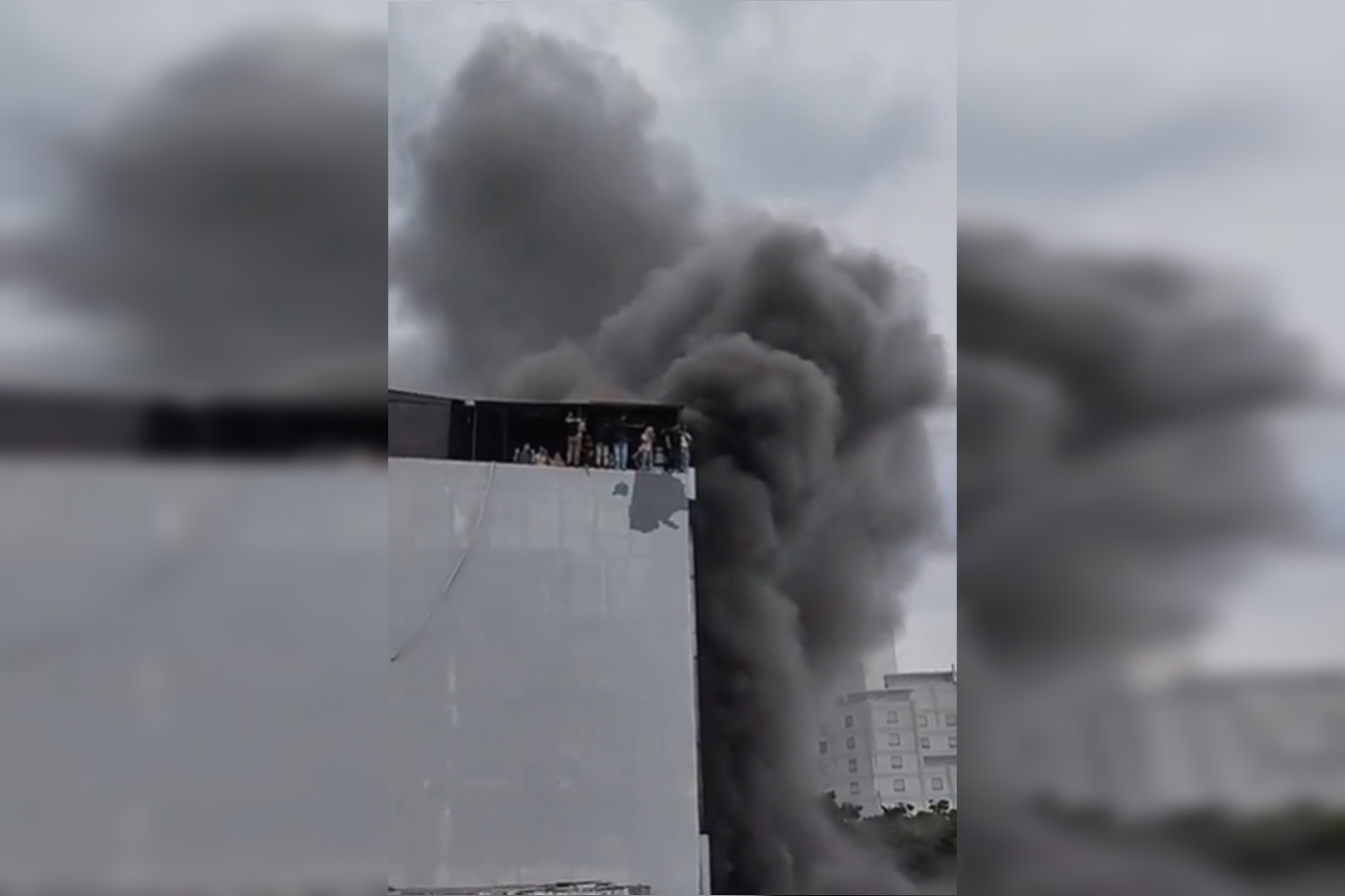 incendio-atinge-predio-na-indonesia-e-deixa-ao-menos-20-mortos