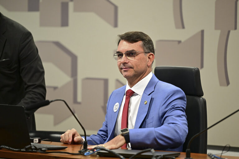 flavio-diz-que-so-a-derrota-de-lula-salvara-bolsonaro-da-prisao