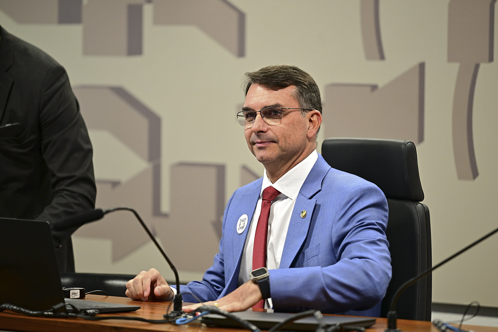 flavio-diz-que-so-a-derrota-de-lula-salvara-bolsonaro-da-prisao