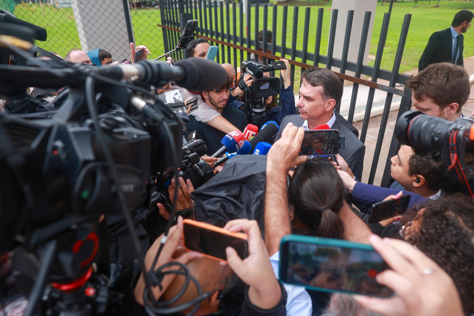 flavio-bolsonaro-revela-como-espera-que-michelle-o-ajude-na-campanha